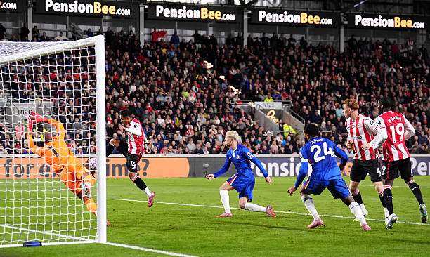 Fabio Carvalho gỡ hòa 2-2 cho Brentford trước Chelsea từ một quả ném biên