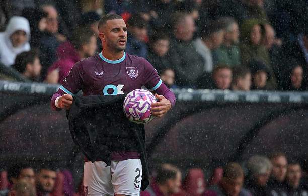 Kyle Walker (Burnley) chuẩn bị cho một cú ném biên dài