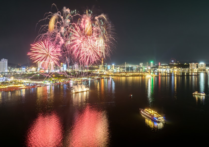 Phường Bãi Cháy sôi động về đêm với pháo hoa và các hoạt động ẩm thực - giải trí