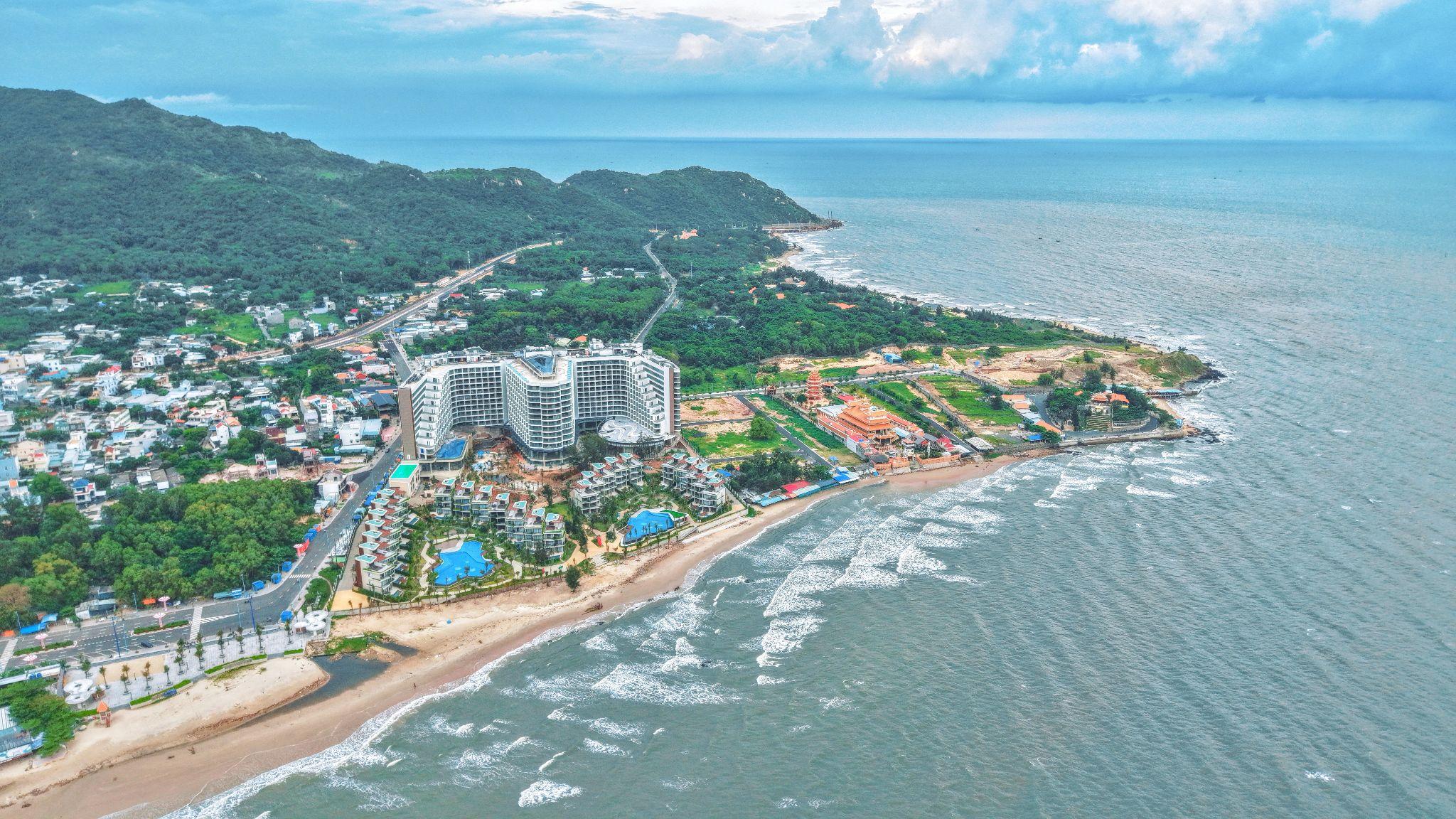 Charm Resort Long Hải sở hữu quỹ đất đắc địa liền kề các trục giao thông lớn cũng như địa danh nổi tiếng