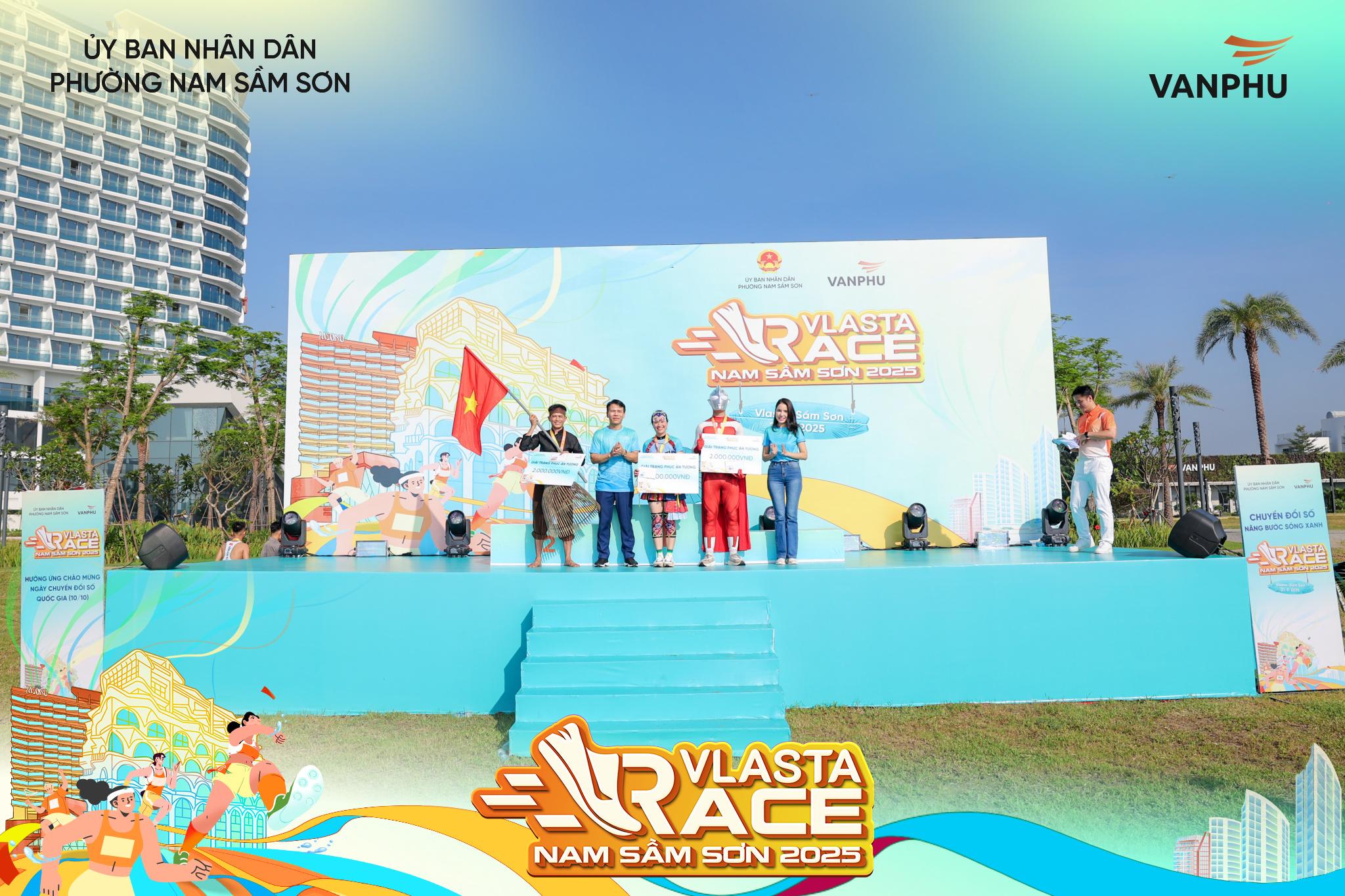 Những bộ trang phục sáng tạo, hài hước là một điểm nhấn khiến đường chạy Vlasta Race Nam Sầm Sơn thêm màu sắc và tràn đầy niềm vui.