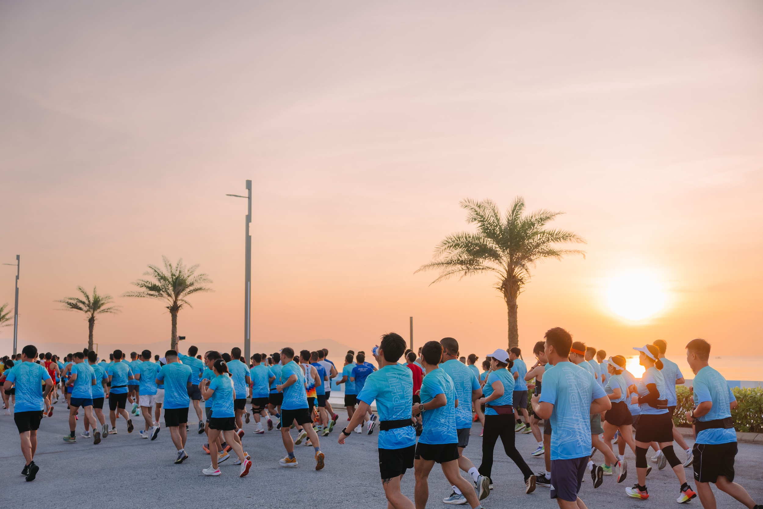 Gần 3.000 runners sải bước trên cung đường ven biển Nam Sầm Sơn, tận hưởng thiên nhiên xanh mát và không khí trong lành.