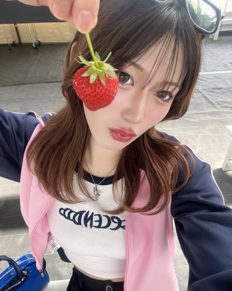 Miyon dành nhiều thời gian bắt kịp các xu hướng làm đẹp, chăm sóc tóc và da, thậm chí quyết định can thiệp thẩm mỹ để có đôi môi đầy đặn cùng đôi mắt to hơn. (Ảnh: IGNV)