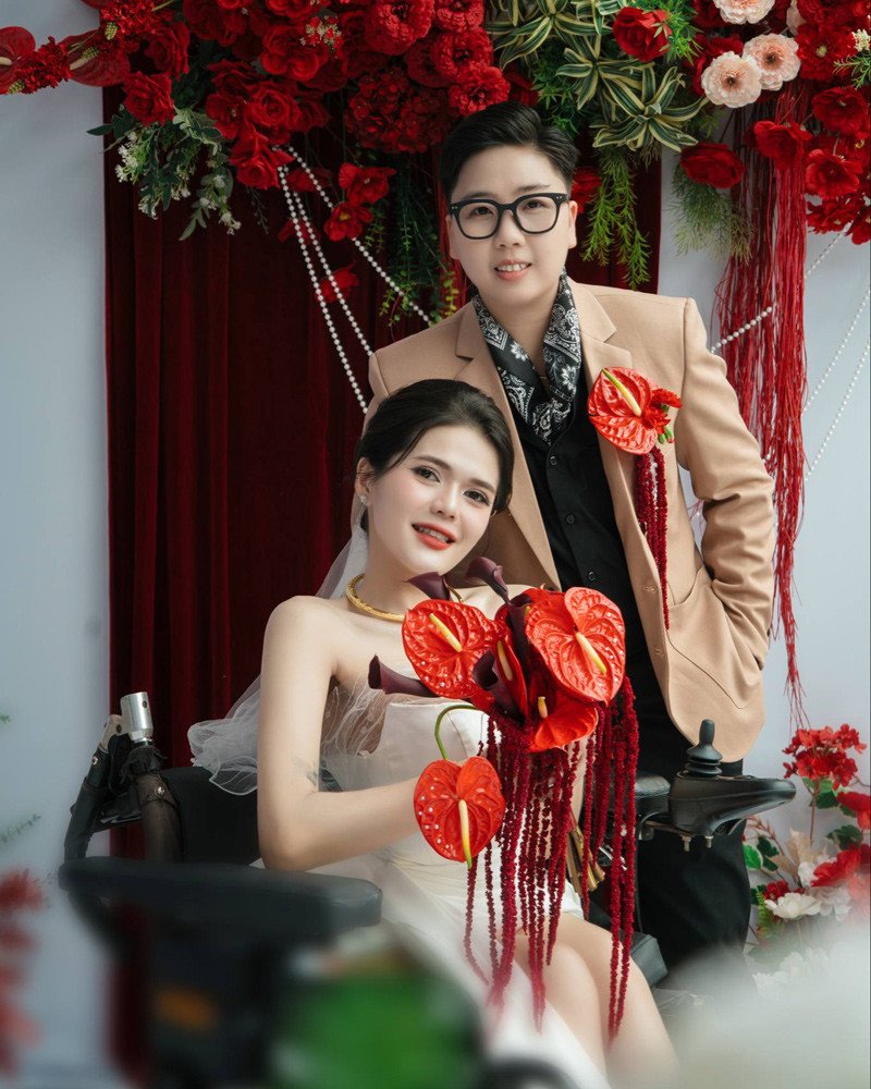 Cô dâu ngồi xe lăn khóc nức nở trong đám cưới khiến 2 họ nghẹn ngào - 3