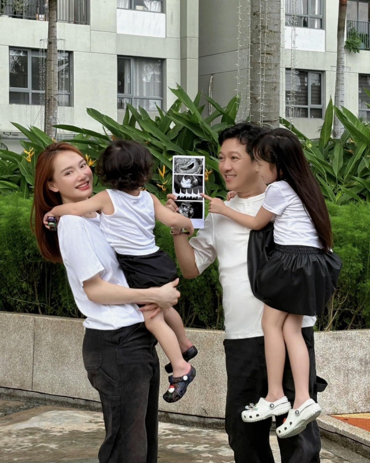 Hôm 25/9, Nhã Phương công bố tin vui mang bầu lần ba. 'Niềm hạnh phúc 7 năm nay được gói gọn trong một bức hình. Chào mừng thiên thần nhỏ. Anh chị con là đu ba rồi đó, mẹ chờ con nha', nữ diễn viên viết trên trang cá nhân. Theo nguồn tin của Ngôi Sao, Nhã Phương đang ở khoảng tháng thứ năm của thai kỳ.