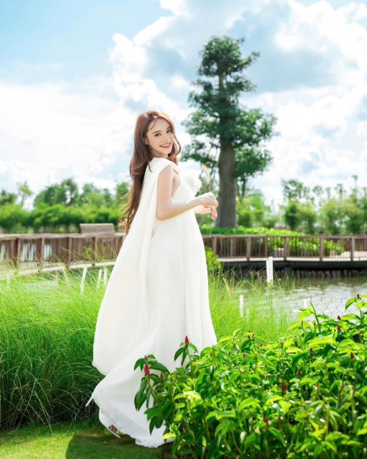 Trước đó một ngày, Nhã Phương đăng hình diện đầm suông rộng, không để lộ vòng hai. Vốn có thân hình mảnh dẻ, diễn viên không tăng cân nhiều khi mang bầu.