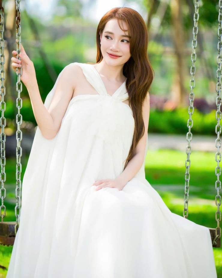 Giữ vai gầy, tay thon nên dù cô mặc váy rộng thênh, nhiều khán giả không nhận ra người đẹp đang bầu bí.