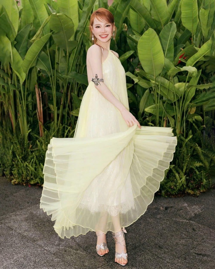 Từ khi mang thai bé thứ ba, Nhã Phương ít hoạt động. Cô hạn chế tham gia các sự kiện showbiz hay đăng hình mới trên trang cá nhân. Hồi tháng 7, người đẹp dự show của NTK Adrian Anh Tuấn.