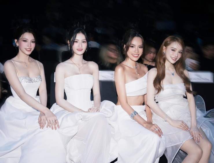 Dù thường lên đồ phong cách ôm sát gợi cảm, ưu tiên khoe vòng eo, Nhã Phương chọn trang phục kín đáo hơn thường lệ khi tham dự Vietnam International Fashion Week hồi tháng 6.