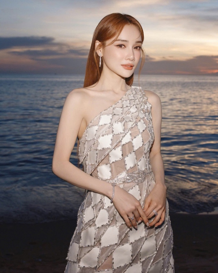 Hồi cuối tháng 4, Nhã Phương mặc đầm bất đối xứng, dùng thắt lưng để làm điểm nhấn ở eo khi tham dự một show thời trang.