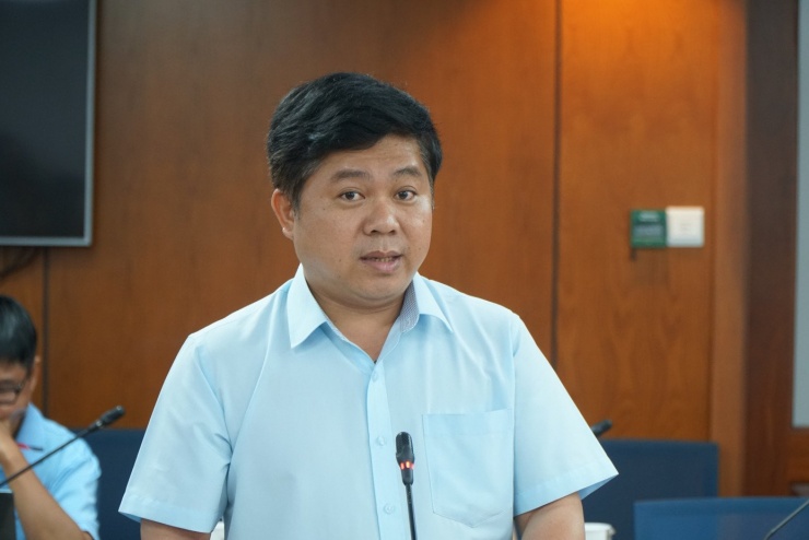 Ông Hồ Tấn Minh, Chánh văn phòng Sở GD&ĐT TPHCM trả lời tại buổi họp báo. Ảnh: Anh Nhàn