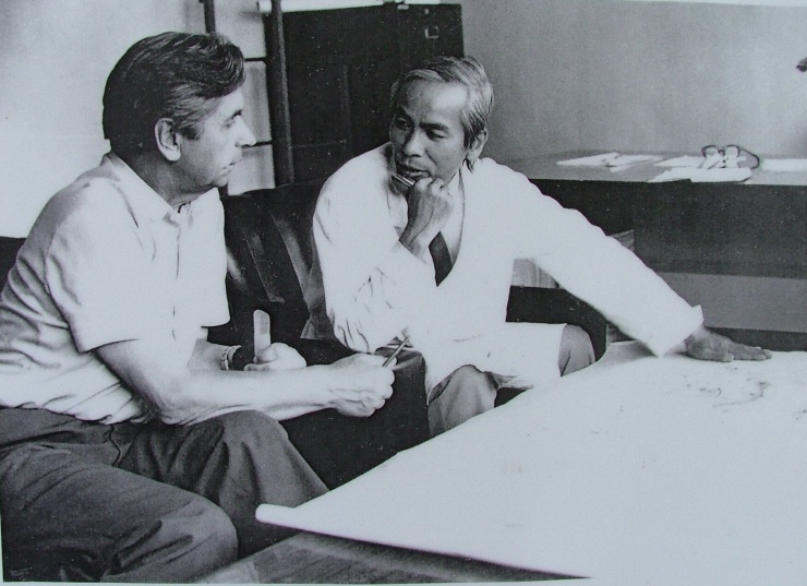 GS Phạm Duy Hiển (trái) thảo luận với Trưởng đoàn Chuyên gia Liên Xô về kế hoạch triển khai công trình. Ảnh: Viện Nghiên cứu hạt nhân