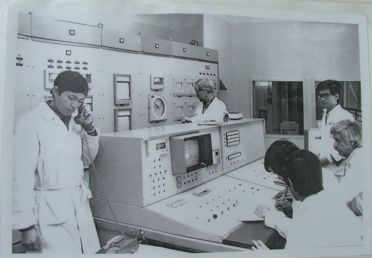 Cán bộ Viện Nghiên cứu hạt nhân Đà Lạt và các chuyên gia Liên Xô trong phòng điều khiển chuẩn bị cho quá trình khởi động lò. Ảnh: Viện Nghiên cứu hạt nhân