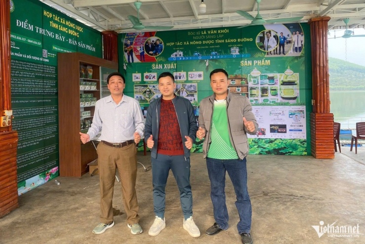 Ba anh em ruột, những ông chủ của HTX Tĩnh Sáng Đường (từ trái qua: Duy, Khôi, Cường). Ảnh: T.H