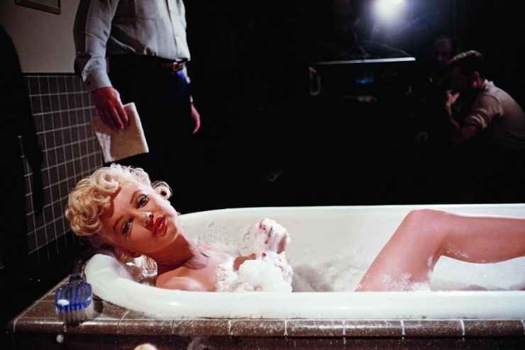 Marilyn muốn khỏa thân hoàn toàn trong cảnh tắm bồn nhưng đạo diễn không chấp nhận.