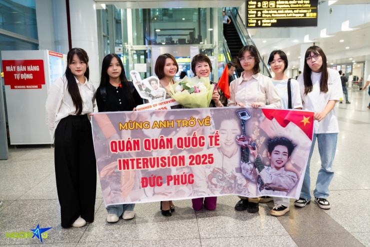 Đức Phúc ôm chặt mẹ ngày trở về sau chiến thắng Intervision 2025 - 1