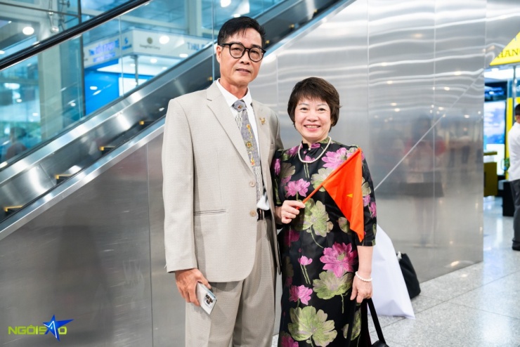 Đức Phúc ôm chặt mẹ ngày trở về sau chiến thắng Intervision 2025 - 2