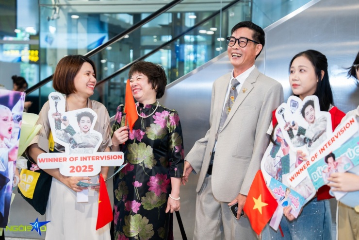 Đức Phúc ôm chặt mẹ ngày trở về sau chiến thắng Intervision 2025 - 3