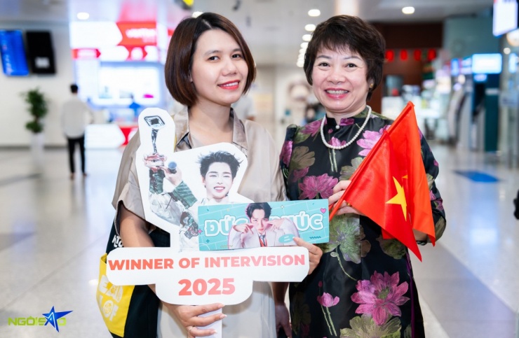 Fan gửi con, xin đi làm muộn để đến sân bay đón Đức Phúc sáng 26/9. Video: Lộc Chung - Phạm Linh