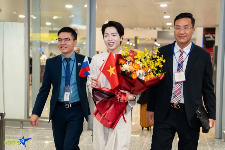 Đức Phúc ôm chặt mẹ ngày trở về sau chiến thắng Intervision 2025 - 5