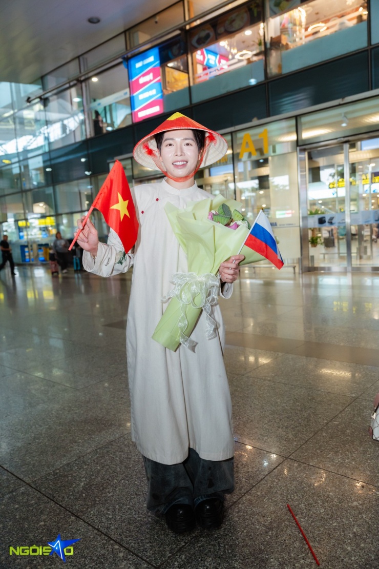 Đức Phúc ôm chặt mẹ ngày trở về sau chiến thắng Intervision 2025 - 9