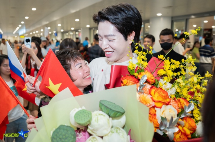 Đức Phúc ôm chặt mẹ ngày trở về sau chiến thắng Intervision 2025 - 6