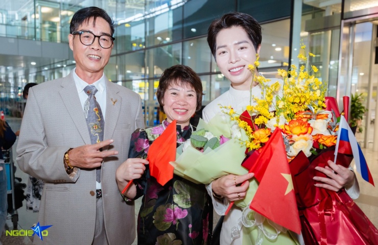 Đức Phúc ôm chặt mẹ ngày trở về sau chiến thắng Intervision 2025 - 7