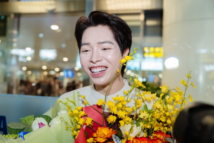 Đức Phúc ôm chặt mẹ ngày trở về sau chiến thắng Intervision 2025 - 8