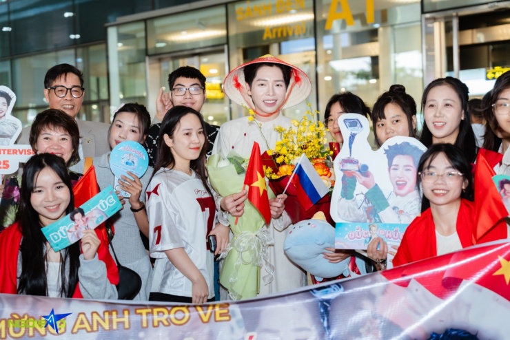 Đức Phúc ôm chặt mẹ ngày trở về sau chiến thắng Intervision 2025 - 10