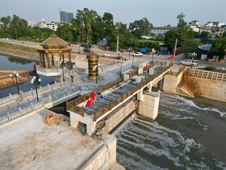 Vì sao một số đoạn sông Tô Lịch nước chuyển màu đen? - 1