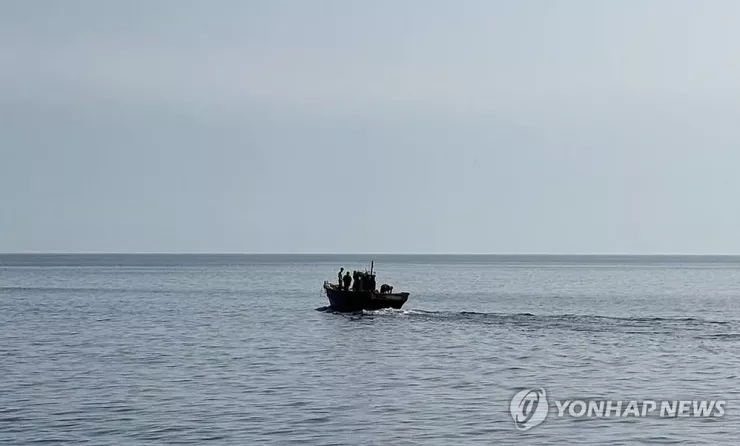 Một tàu chở ngư dân Triều Tiên quay lại Triều Tiên sau khi trôi sang Hàn Quốc hồi tháng 7. Ảnh: YONHAP