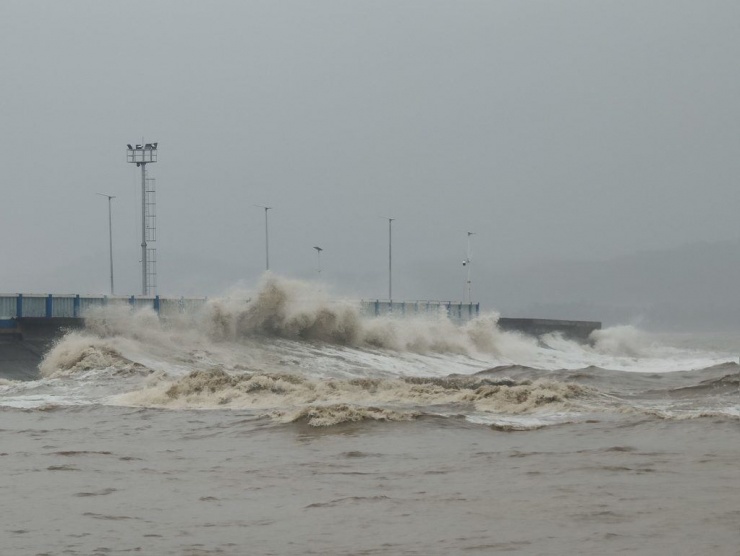Sóng lớn ập vào cảng Odiongan trên đảo Tablas, tỉnh Romblon. Ảnh: PIA Romblon