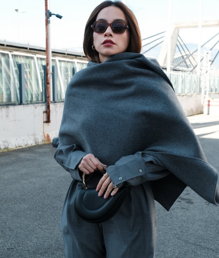 Rộ lên từ năm 2023, áo đồng bộ khăn quàng tiếp tục là mốt hot năm nay. Phong cách này được nhiều người Hàn ưa chuộng. Tại Việt Nam, một số nhà thiết kế và người nổi tiếng, trong đó có Lâm Gia Khang, Hồ Ngọc Hà đã lăng xê mốt này. Phong cách được nhiều người yêu thích vì tiện lợi, tạo ra vẻ ngoài "giàu ngầm". Ảnh: Instagram Ho Ngoc Ha