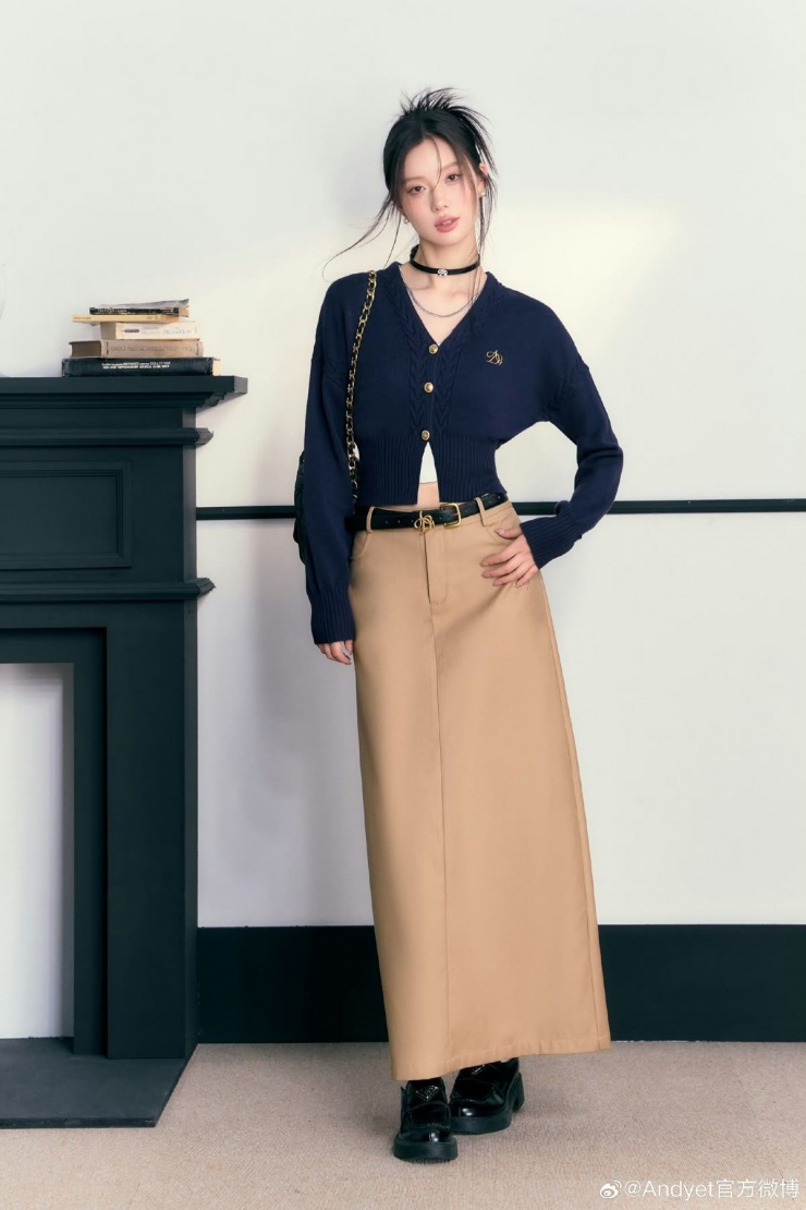 Chân váy dáng cột được chị em công sở yêu thích hai năm nay. Kiểu dáng giúp người mặc "kéo dài" chân, dễ áp dụng trong nhiều hoàn cảnh. Ngoài đi làm, bạn còn có thể phối chúng với các loại áo phá cách khi đi dạo phố, gặp gỡ bạn bè, dự tiệc.