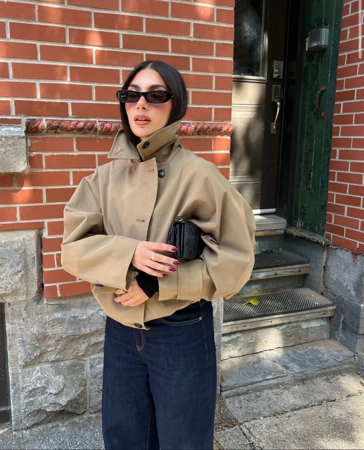 Thay vì diện áo len cao cổ, năm nay bạn có thể trải nghiệm áo khoác cao cổ dáng ngắn. Thiết kế linh hoạt với phần cổ cài cúc, giúp bạn tùy chỉnh theo sở thích, hoàn cảnh.