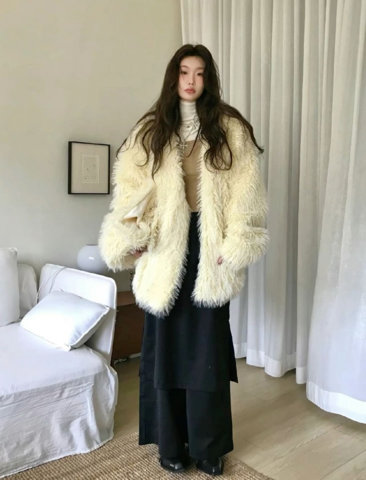 Áo khoác lông nhân tạo tiếp tục giữ vững vị trí trong danh sách các món đồ hot của mùa lạnh. Ưu điểm của chúng là tạo ra vẻ ngoài thời thượng, giữ ấm tốt.