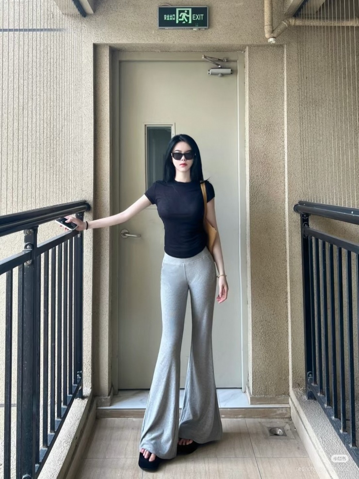 Quần ống loe mỏng được giới trẻ Trung Quốc và phương Tây yêu thích vài năm trở lại đây. Chúng thường được làm từ vải lanh, thun co giãn. Các cô gái ưa chuộng mốt này vì "hack" dáng hiệu quả.