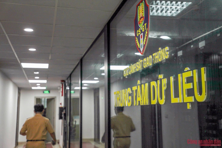 Mới đây, Cục CSGT đã đưa vào vận hành Trung tâm thông tin chỉ huy với những công nghệ hiện đại, kết hợp với ứng dụng trí tuệ nhân tạo (AI) qua đó đáp ứng đầy đủ các yêu cầu quản lý nhà nước trong lĩnh vực giao thông, bao gồm cả việc kết nối dữ liệu đăng ký xe, đăng kiểm, thuế, hải quan, y tế và dữ liệu các cục nghiệp vụ khác của Bộ Công an liên quan đến con người và phương tiện.