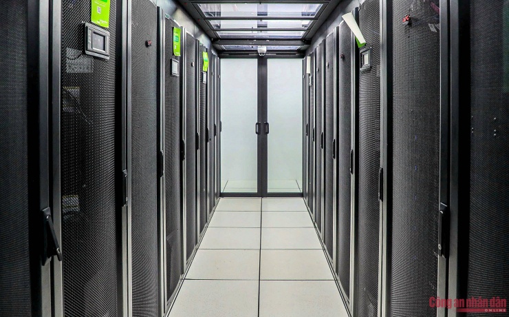 Về quy mô, Trung tâm thông tin chỉ huy là trung tâm quản trị cấp 1, trong tương lai sẽ được kết nối với 34 trung tâm thu nhỏ ở các tỉnh/thành phố, gồm dữ liệu từ tất cả thiết bị nghiệp vụ của toàn lực lượng CSGT. Dữ liệu thu thập được từ camera sẽ được truyền về trung tâm, sau đó hệ thống AI phân tích để nhận diện hành vi và tự động chuyển sang file (thư mục) quản lý. 