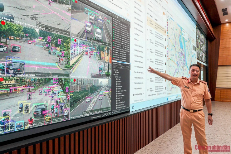 Đại tá Phạm Quang Huy, Phó Cục trưởng Cục CSGT trao đổi về hệ thống camera giám sát AI vừa được triển khai thí điểm.
