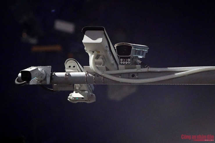 Hệ thống camera giám sát giao thông tích hợp trí tuệ nhân tạo AI được thí điểm lắp đặt trên phố Phạm Văn Bạch (phường Cầu Giấy, Hà Nội), bắt đầu hoạt động từ 0h ngày 24/9. Qua trích xuất dữ liệu từ 2 camera AI được lắp đặt trên phố Phạm Văn Bạch (từ 0-12h ngày 24/9), lực lượng chức năng phát hiện tổng số 1.798 vi phạm. Trong đó, có 343 trường hợp người đi xe máy không đội mũ bảo hiểm; 1.452 trường hợp không chấp hành hiệu lệnh của đèn tín hiệu (vượt đèn đỏ với 1.339 xe máy; 113 ô tô); 3 trường hợp xe máy đi ngược chiều.