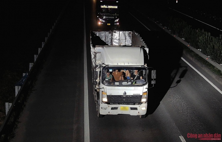 Một camera mới lắp trên cao tốc phát hiện hàng trăm vi phạm, 97% trong đó không thắt dây an toàn.