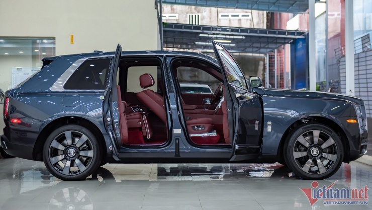 Chiếc xe bản sao của Cullinan (bên trái) và Rolls-Royce Cullinan (bên phải)