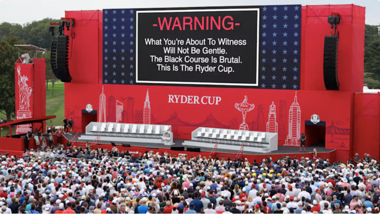 Biển cảnh báo trên sân Bethpage Black
xuất hiện ấn tượng trong Lễ khai mạc Ryder Cup 2025.