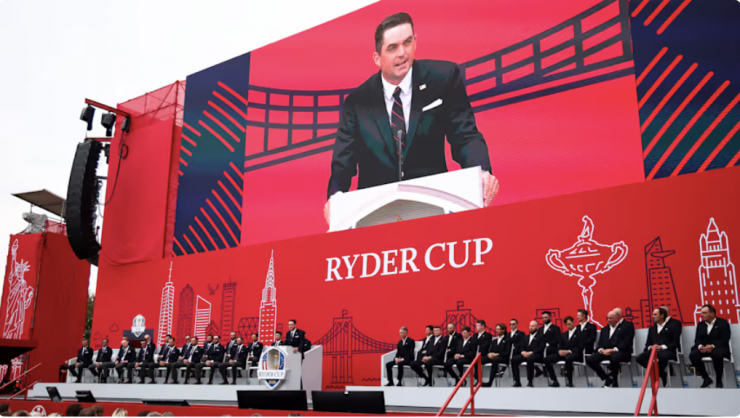 Đội trưởng tuyển Mỹ Keegan Bradley
phát biểu trước khán giả trong Lễ khai mạc Ryder Cup 2025.