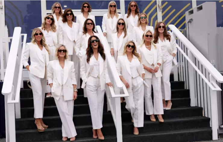 Các nàng WAGs (vợ và bạn gái) của
tuyển châu Âu chọn trang phục trắng tinh khôi, trang nhã.