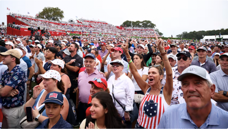 Khán giả hào hứng theo dõi Lễ khai
mạc Ryder Cup 2025.