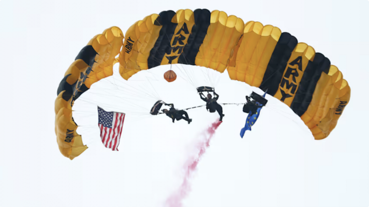 Đội nhảy dù Golden Knights mang đến
màn trình diễn mãn nhãn, làm bùng nổ bầu không khí tại Lễ khai mạc
Ryder Cup 2025.