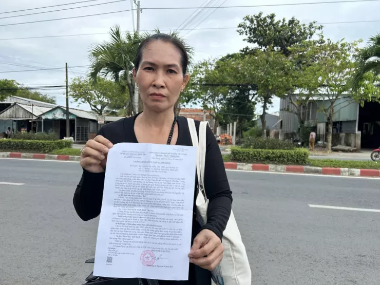 Bà Nguyễn Thị Hiền nhận thông báo về kết luận giám định sức khoẻ đối với tài xế xe tải cán chết con gái bà