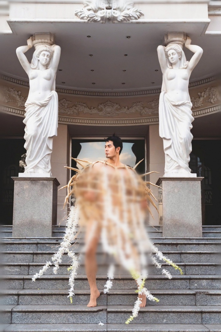 Dương Mạc Anh Quân "mặc như không" tạo dáng trước Nhà hát TPHCM. Ảnh: FBNV